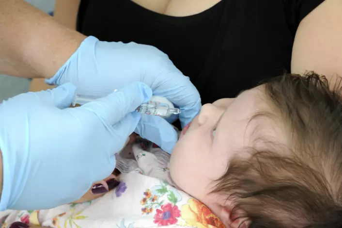 Et spedbarn får rotavirusvaksinen. (Foto: Science photo library)