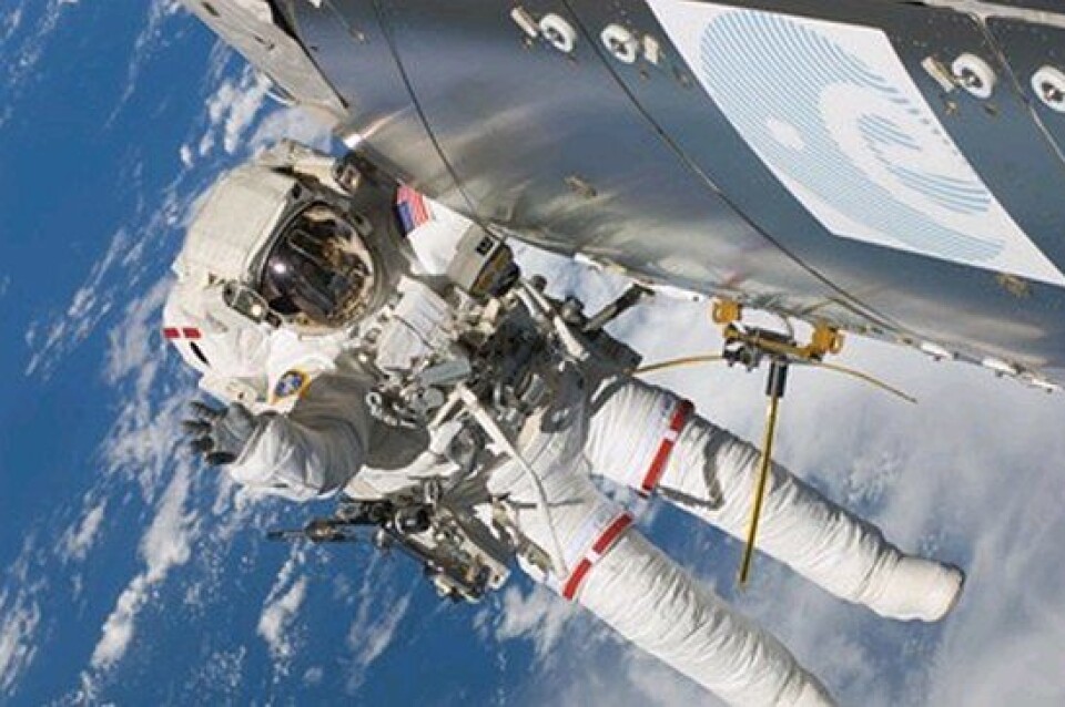 Antenne for å se skipstrafikken på jorda monteres på den internasjonale romstasjonen. (Foto: NASA/ESA)