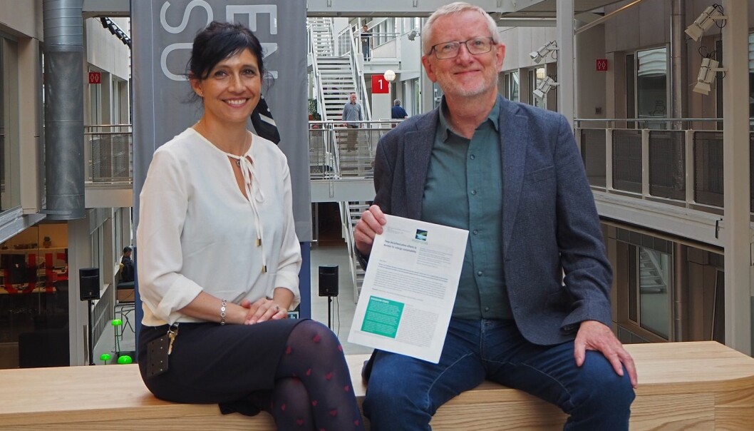 Forskerne Sabrina Sartori og Truls Norby med rapporten hvor de påpeker at Norge kan gjøre mye for det globale klimaet, selv om olje- og gassektoren er elefanten i det norske klimarommet. (Foto: Bjarne Røsjø/UiO) Forskerne Sabrina Sartori og Truls Norby med rapporten hvor de påpeker at Norge kan gjøre mye for det globale klimaet, selv om olje- og gassektoren er elefanten i det norske klimarommet. (Foto: Bjarne Røsjø/UiO)