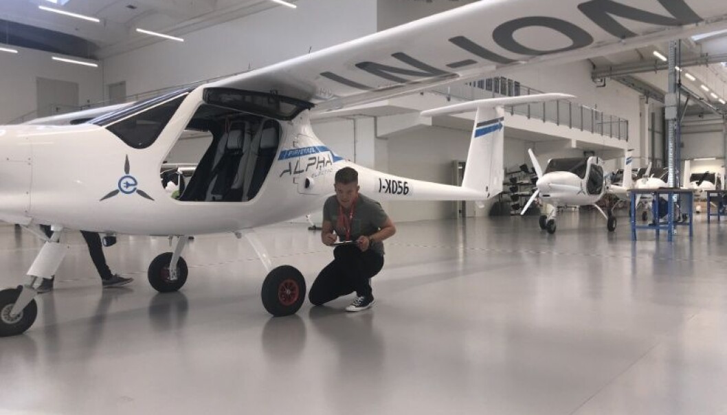 Overingeniør Tage Åsali Jenssen sjekker ut ett av UiTs nye el-fly på besøk hos produsenten Pipistrel i september. (Foto: Yngve Birkelund) Overingeniør Tage Åsali Jenssen sjekker ut ett av UiTs nye el-fly på besøk hos produsenten Pipistrel i september. (Foto: Yngve Birkelund)