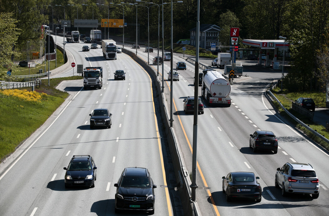 I forslaget blir det lagt opp til at hver enkelt bil må ha en elektronisk brikke som registrerer hver tur og teller antall kilometer bilen kjører og hvor. (Foto: Lise Åserud / NTB scanpix) I forslaget blir det lagt opp til at hver enkelt bil må ha en elektronisk brikke som registrerer hver tur og teller antall kilometer bilen kjører og hvor. (Foto: Lise Åserud / NTB scanpix)