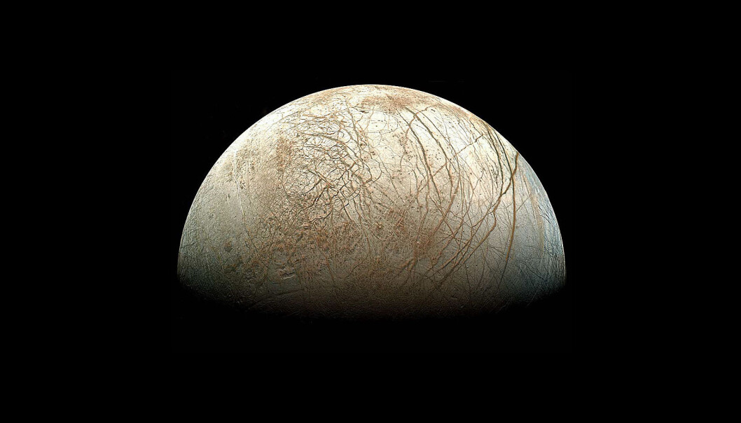 Ismånen Europa. Legg merke til de karakteristiske linjene som går på kryss og tvers over hele planeten. (Foto: Offentlig eiendom) Ismånen Europa. Legg merke til de karakteristiske linjene som går på kryss og tvers over hele planeten. (Foto: Offentlig eiendom)