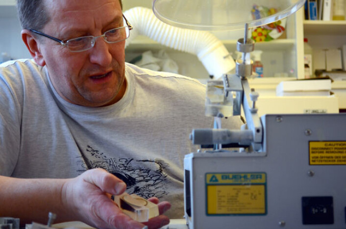 Paul Eric Aspholm i gang med å kutte elvemusling på et av laboratoriene på Framsenteret. (Foto: Helge M. Markusson) Paul Eric Aspholm i gang med å kutte elvemusling på et av laboratoriene på Framsenteret. (Foto: Helge M. Markusson)