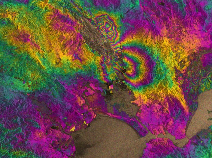 Et interferogram er en sammenlikning av radarbilder før og etter et jordskjelv. Dette viser The San Francisco Bay Area, med Napa i sentrum av skjelvet. Fargemønsteret tolkes på samme måte som høydekurver. For å finne bevegelsen, kan du telle antall fargesykluser og gange med 2,8 centimeter. Maksimal bevegelse på bakken i Napa var rundt 10 centimeter. (Foto: Copernicus data (2014)/ESA/PPO.labs-Norut-COMET-SEOM Insarap study)