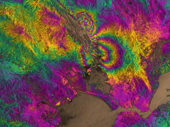 Et interferogram er en sammenlikning av radarbilder før og etter et jordskjelv. Dette viser The San Francisco Bay Area, med Napa i sentrum av skjelvet. Fargemønsteret tolkes på samme måte som høydekurver. For å finne bevegelsen, kan du telle antall fargesykluser og gange med 2,8 centimeter. Maksimal bevegelse på bakken i Napa var rundt 10 centimeter. (Foto: Copernicus data (2014)/ESA/PPO.labs-Norut-COMET-SEOM Insarap study) Et interferogram er en sammenlikning av radarbilder før og etter et jordskjelv. Dette viser The San Francisco Bay Area, med Napa i sentrum av skjelvet. Fargemønsteret tolkes på samme måte som høydekurver. For å finne bevegelsen, kan du telle antall fargesykluser og gange med 2,8 centimeter. Maksimal bevegelse på bakken i Napa var rundt 10 centimeter. (Foto: Copernicus data (2014)/ESA/PPO.labs-Norut-COMET-SEOM Insarap study)