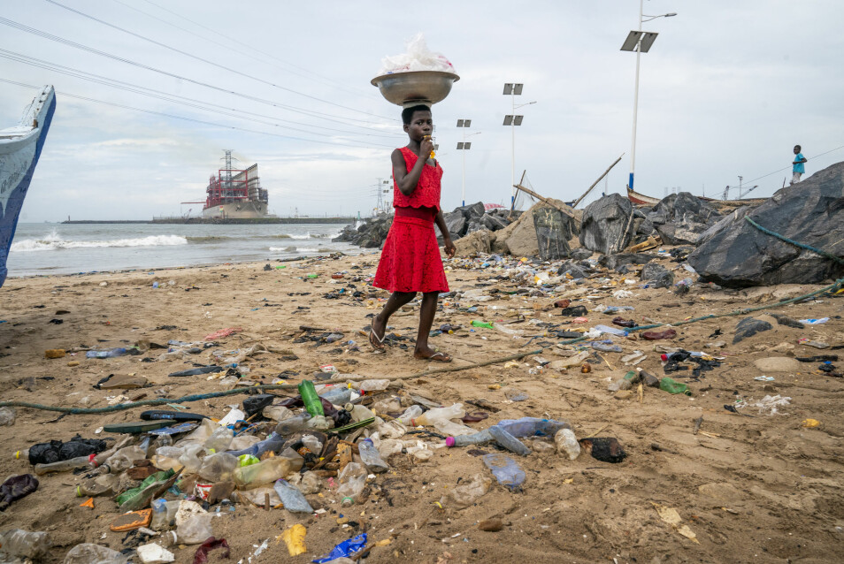 Mange av verdens strender er forurenset med plast som er skylt opp fra havet, og som skyldes at forbrukere har kastet fra seg flasker og andre plastgjenstander. Plasten som har hopet seg opp til havs, består imidlertid stort sett av avfall fra handelsskip og fiskefartøy, ifølge forskere. Bildet er fra havnebyen Tema i Ghana. (Foto: Heiko Junge / NTB scanpix)