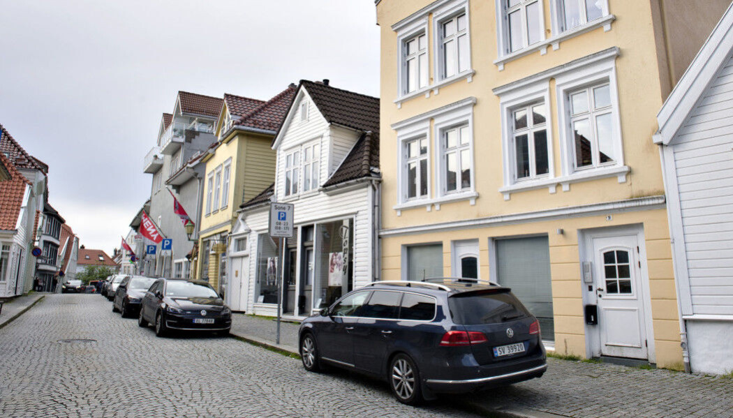 Her står en spanings-bil utenfor en bygård i Bergen. Der hadde det skjedd noe mistenkelig. (Foto: Marit Hommedal/NTB Scanpix) Her står en spanings-bil utenfor en bygård i Bergen. Der hadde det skjedd noe mistenkelig. (Foto: Marit Hommedal/NTB Scanpix)