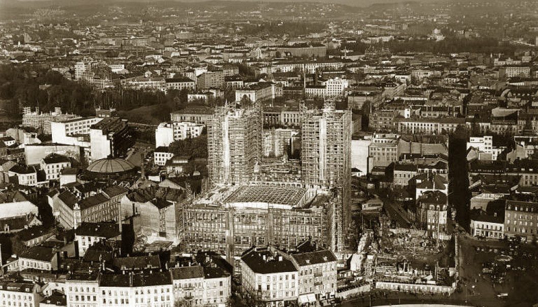 Et av moderniseringstiltakene var å legge det nye Rådhuset i Vika. Flere kvartaler med gammel forstadsbebyggelse ble revet for å få plass til Rådhuset. Bildet er fra 1935. (Foto: Widerø flyselskap/Offentlig eiendom) Et av moderniseringstiltakene var å legge det nye Rådhuset i Vika. Flere kvartaler med gammel forstadsbebyggelse ble revet for å få plass til Rådhuset. Bildet er fra 1935. (Foto: Widerø flyselskap/Offentlig eiendom)