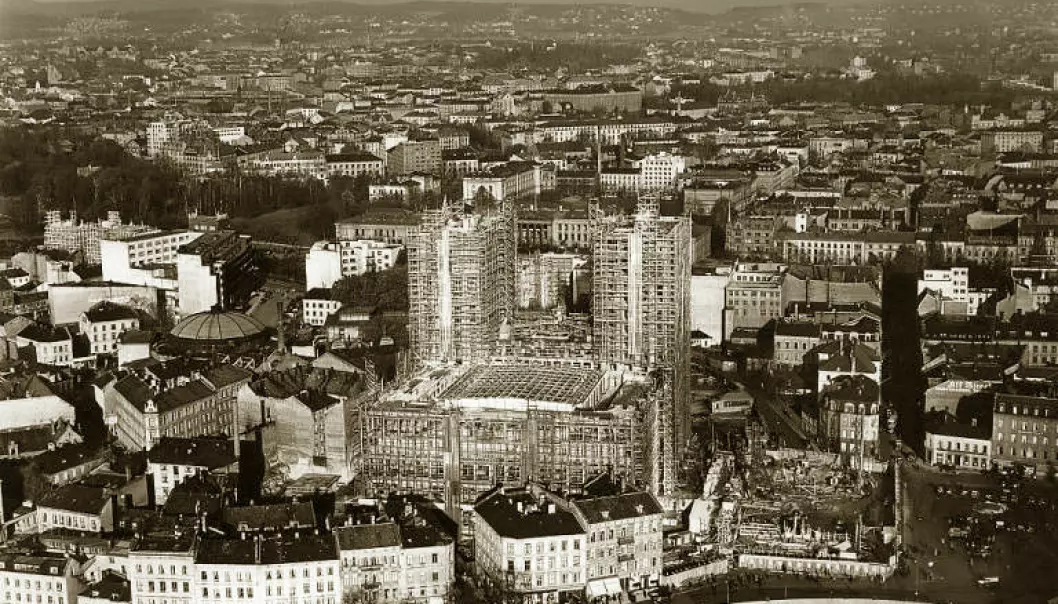 Et av moderniseringstiltakene var å legge det nye Rådhuset i Vika. Flere kvartaler med gammel forstadsbebyggelse ble revet for å få plass til Rådhuset. Bildet er fra 1935.  (Foto: Widerø flyselskap/Offentlig eiendom)