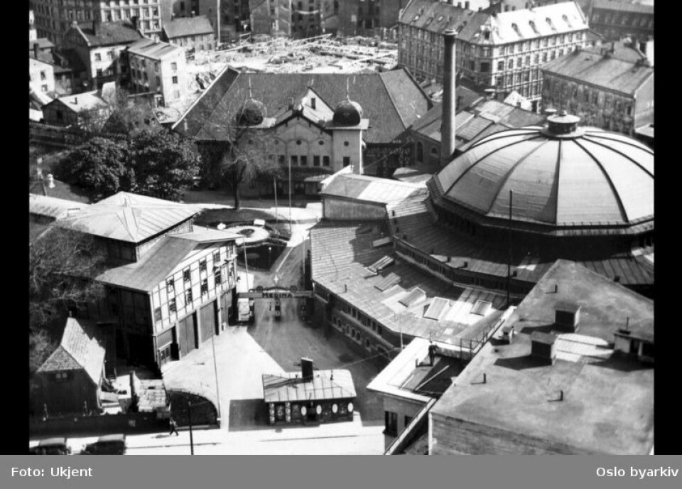 Utsikt over Tivoli og Cirkus Verdensteater, hvor Klingenberg kino ligger i dag. Bildet er tatt i 1930.  (Foto: Ukjent/Oslo Byarkiv)