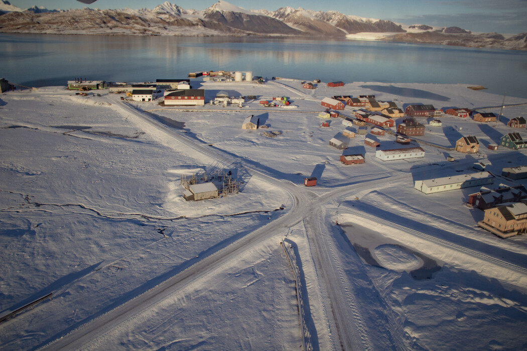Befolkningen i Longyearbyen og Ny-Ålesund økte med 121 personer første halvår i år. Dette er den sterkeste veksten som er registrert siden 2009. Her et oversiktsbilde av Ny-Ålesund på Svalbard. (Foto: Are Føli / NTB scanpix) Befolkningen i Longyearbyen og Ny-Ålesund økte med 121 personer første halvår i år. Dette er den sterkeste veksten som er registrert siden 2009. Her et oversiktsbilde av Ny-Ålesund på Svalbard. (Foto: Are Føli / NTB scanpix)