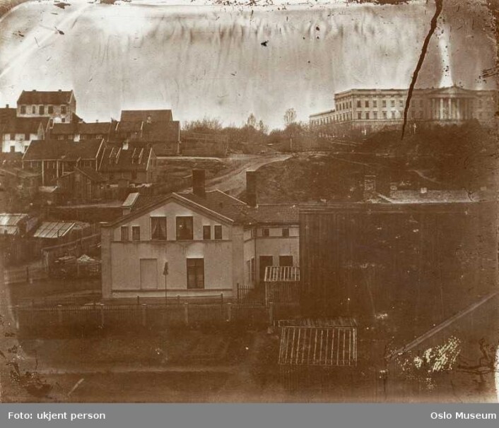 Områdene som ble kalt Røverstatene, med slottet i bakgrunnen. Bildet er fra 1850-1860 (ca.) (Foto: Ukjent, Oslo Museum/Byhistorisk samling) Områdene som ble kalt Røverstatene, med slottet i bakgrunnen. Bildet er fra 1850-1860 (ca.) (Foto: Ukjent, Oslo Museum/Byhistorisk samling)