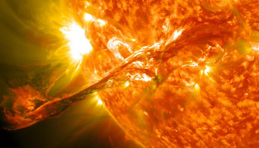 Kjempekreftene som er i sving på solas overflate, bidrar til haraball også i jordas magnetfelt. (Illustrasjon: NASA Goddard Space Flight Center)