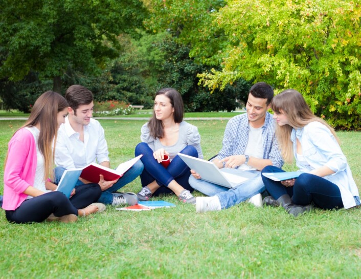 Ungdom har blitt flinkere til å støtte og vise omsorg for hverandre. Det gjør enklere å komme gjennom skilsmisser, mener forskere bak en ny studie. (Foto: Microstock) Ungdom har blitt flinkere til å støtte og vise omsorg for hverandre. Det gjør enklere å komme gjennom skilsmisser, mener forskere bak en ny studie. (Foto: Microstock)