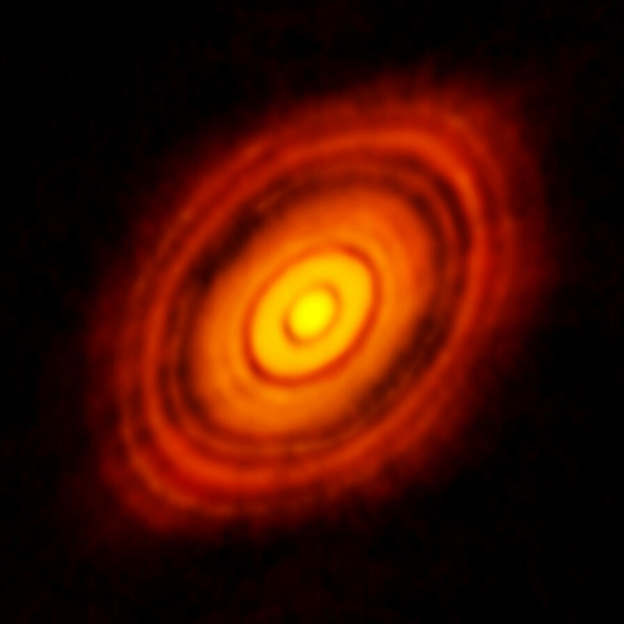 Dette bildet viser stjernen HL Tauri. Rundt midten ser man akkresjonsskiven der planeter er i ferd med å dannes. Dette er det skarpeste bildet som er tatt av en slik roterende skive. (Bilde: ALMA (ESO/NAOJ/NRAO))
