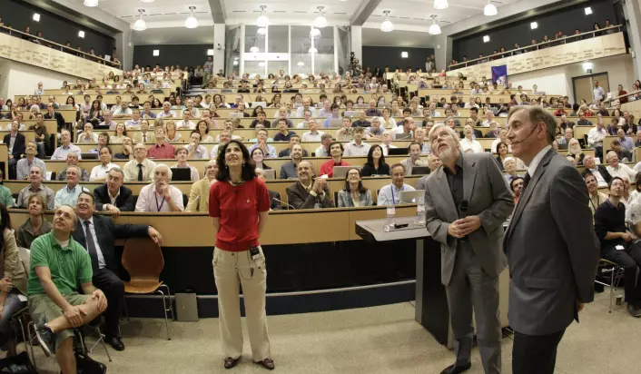Fabiola Gianotti, i midten, venter på siste nytt om funnet av Higgs-bosonet i auditoriet i CERN, sammen med blant andre direktør for CERN, Rolf Heuer, ytterst til høyre. (Foto: Denis Balibouse/NTB Scanpix)