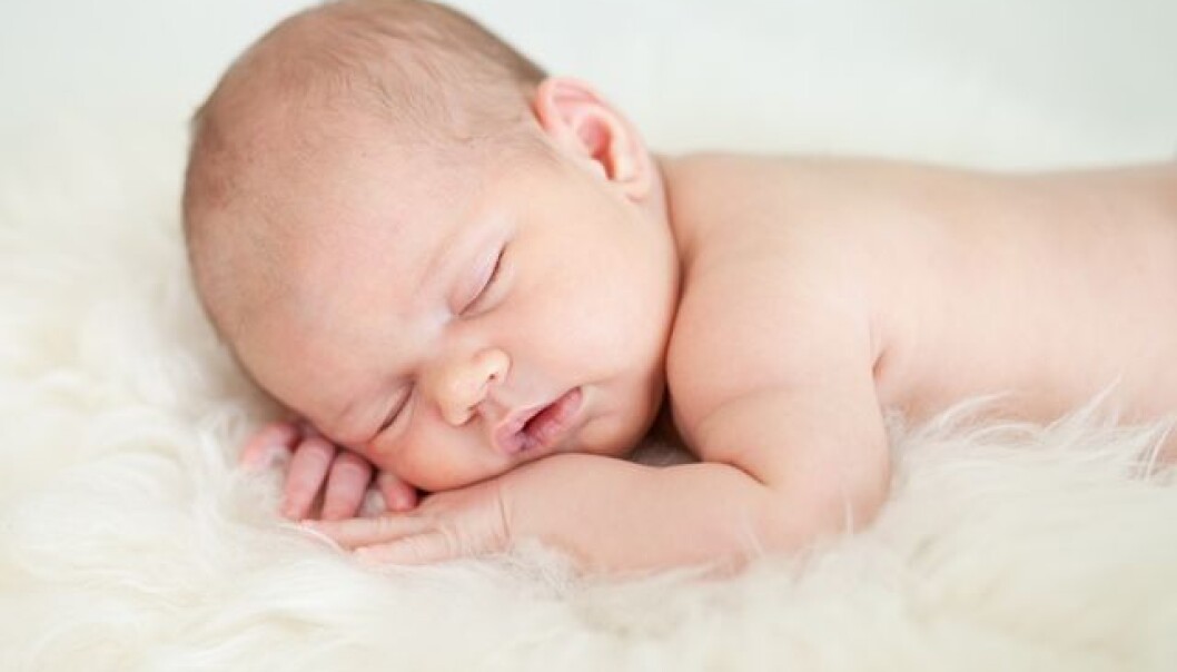 Du kan la babyen sove på en saueskinnsfell med god samvittighet. Det kan beskytte mot astma, viser studie. (Foto: Colourbox) Du kan la babyen sove på en saueskinnsfell med god samvittighet. Det kan beskytte mot astma, viser studie. (Foto: Colourbox)