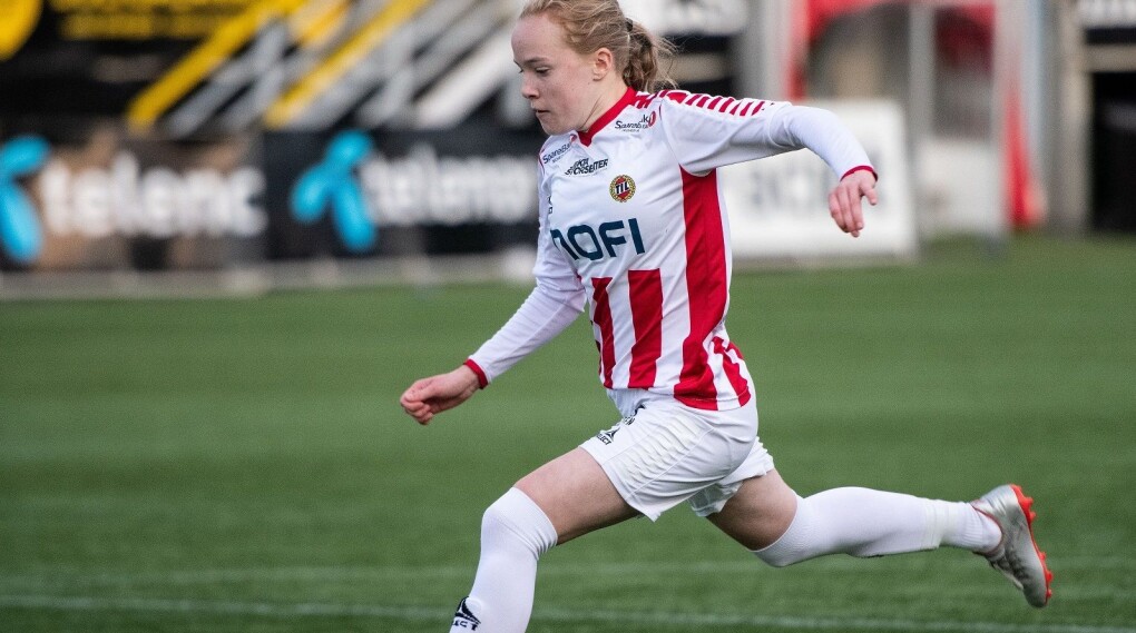 – Fotball er Norges største idrett for kvinner. Vi har over hundre tusen aktive jenter og kvinner i fotball, sier leder for avdelingen for elitefotball i Norges Fotballforbund, Lise Klaveness. Her fotballspiller Ina Birkelund under kamp med TIL Damer. (Foto: Gry Berntzen) – Fotball er Norges største idrett for kvinner. Vi har over hundre tusen aktive jenter og kvinner i fotball, sier leder for avdelingen for elitefotball i Norges Fotballforbund, Lise Klaveness. Her fotballspiller Ina Birkelund under kamp med TIL Damer. (Foto: Gry Berntzen)