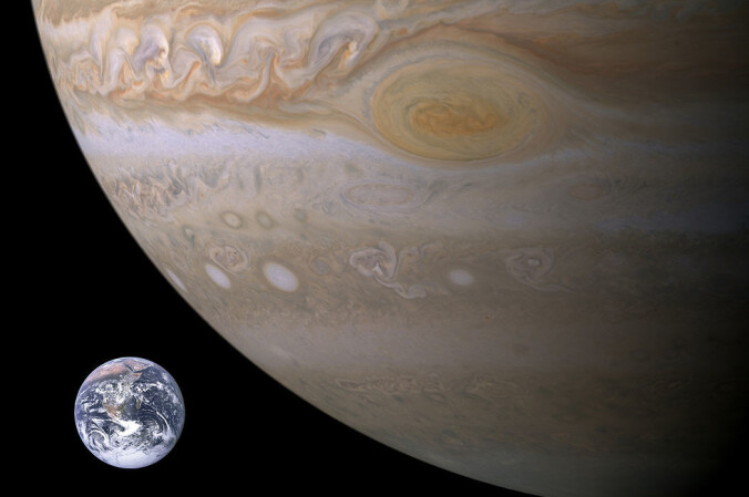 Jupiter er to og en halv gang så massiv som alle de andre planetene i solsystemet til sammen. GJ 3512b har massen til halve Jupiter. Kanskje ligner forholdene der de som finnes på vår egen gasskjempe. Jupiter er to og en halv gang så massiv som alle de andre planetene i solsystemet til sammen. GJ 3512b har massen til halve Jupiter. Kanskje ligner forholdene der de som finnes på vår egen gasskjempe.