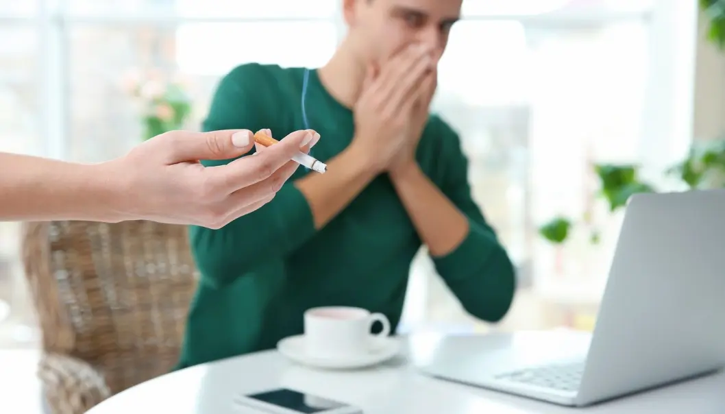 Meldinger på SMS eller e-post kan hjelpe deg å motstå fristelser om du vil slutte å røyke, ifølge undersøkelse. (Illustrasjon: Africa Studio / Shutterstock / NTB scanpix) Meldinger på SMS eller e-post kan hjelpe deg å motstå fristelser om du vil slutte å røyke, ifølge undersøkelse. (Illustrasjon: Africa Studio / Shutterstock / NTB scanpix)