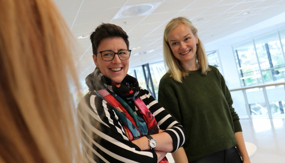 Petra Røise (t.v.), her sammen med universitetslektor Anne Torbjørg Raastad-Hoel, forsker på utdanningsvalg i ungdomsskolen. Hun sier faget blir viktigere ettersom stadig færre ungdommer her erfaring fra arbeidslivet. (Foto: Stian Kristoffer Sande).