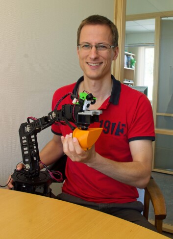 Martin Fodstad Stølen arbeider med robotarmar som kan hjelpe både astronauter, rørslehemma og ertedyrkarar. (Foto: Audun Korsæth) Martin Fodstad Stølen arbeider med robotarmar som kan hjelpe både astronauter, rørslehemma og ertedyrkarar. (Foto: Audun Korsæth)