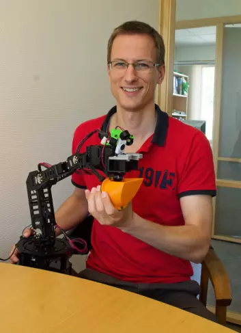 Martin Fodstad Stølen arbeider med robotarmar som kan hjelpe både astronauter, rørslehemma og ertedyrkarar. (Foto: Audun Korsæth)