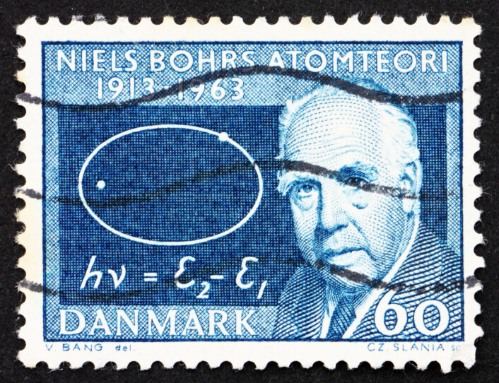Den danske fysikeren Niels Bohr, her foreviget på et frimerke. (Foto: (Illustrasjon: Microstock)) Den danske fysikeren Niels Bohr, her foreviget på et frimerke. (Foto: (Illustrasjon: Microstock))