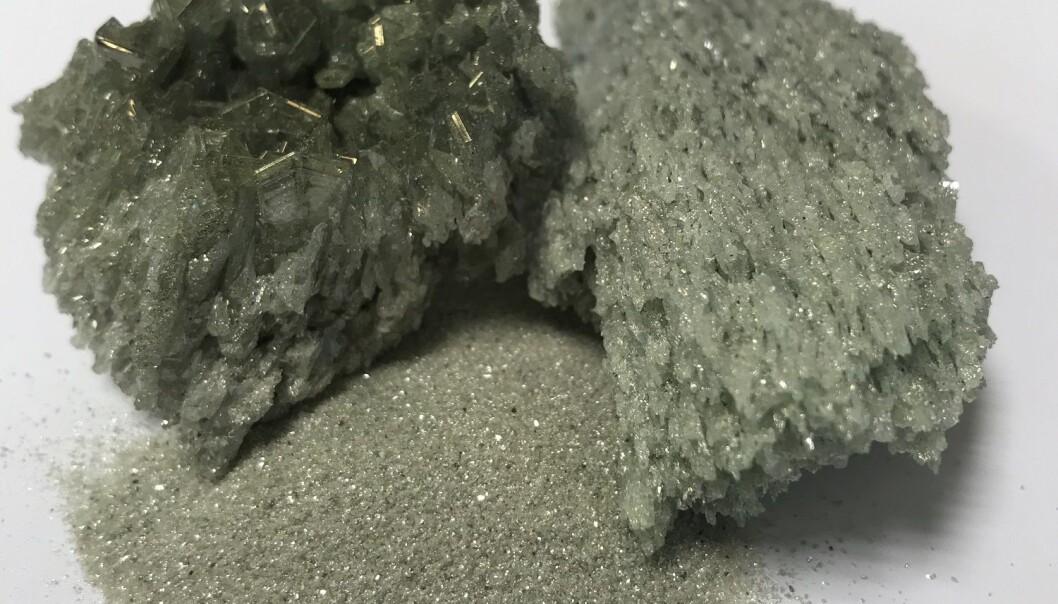 Ved hjelp av nye grep kan dette silisiumkarbidpulveret fremstilles i gamle smelteovner. Pulveret knuses og brukes til å gro knallharde krystaller. (Foto: Fiven Norge) Ved hjelp av nye grep kan dette silisiumkarbidpulveret fremstilles i gamle smelteovner. Pulveret knuses og brukes til å gro knallharde krystaller. (Foto: Fiven Norge)