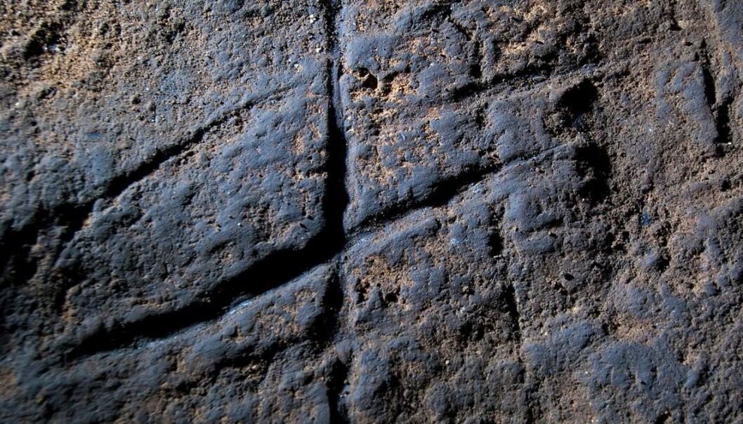 Denne enkle inskripsjonen kan bety at neandertalere var istand til å tenke abstrakt, og tas som et bevis for at neandertalerne hadde et mer utviklet sjelsliv enn tidligere antatt. Ikke alle er enige i det. (Foto: Stuart Finlayson, AP) Denne enkle inskripsjonen kan bety at neandertalere var istand til å tenke abstrakt, og tas som et bevis for at neandertalerne hadde et mer utviklet sjelsliv enn tidligere antatt. Ikke alle er enige i det. (Foto: Stuart Finlayson, AP)