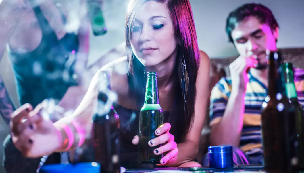 Marihuana og alkohol er to populære rusmidler blant ungdom. Men er den ene formen for rus verre enn den andre? (Foto: Microstock)