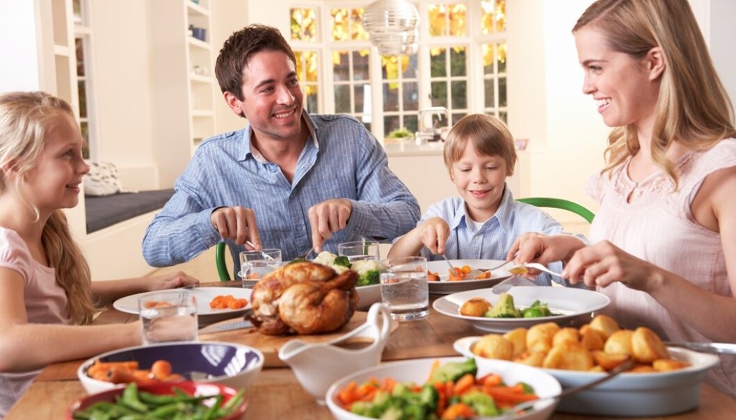 Familiemiddager kan gi rom for kommunikasjon og støtte mellom foreldre og barn. (Foto: Colourbox) Familiemiddager kan gi rom for kommunikasjon og støtte mellom foreldre og barn. (Foto: Colourbox)