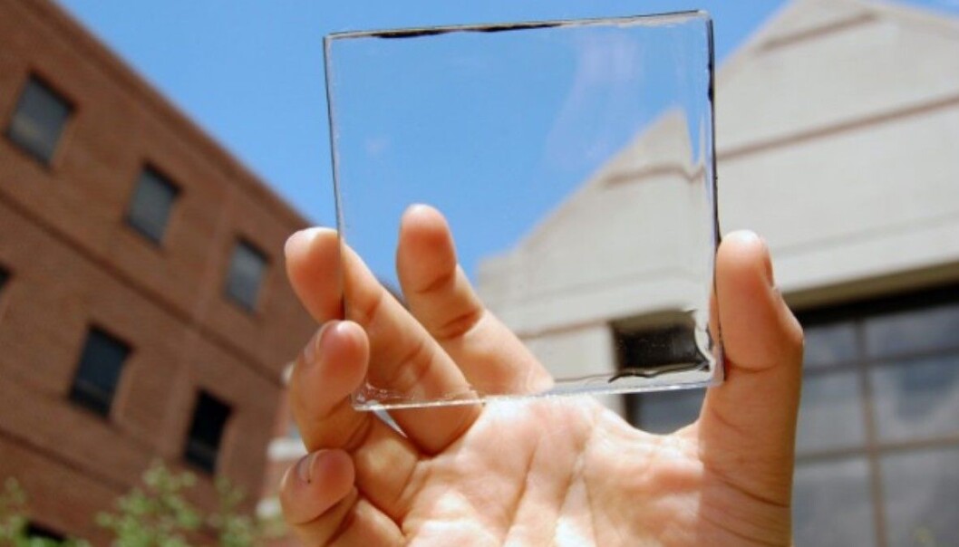 Ser ut som glas, men om du ser veldig godt etter, kan du få auge på tynne, svarte striper langs kanten av plastglaset. Det er der sollyset blir gjort om til energi. (Foto: Yimu Zhao) Ser ut som glas, men om du ser veldig godt etter, kan du få auge på tynne, svarte striper langs kanten av plastglaset. Det er der sollyset blir gjort om til energi. (Foto: Yimu Zhao)