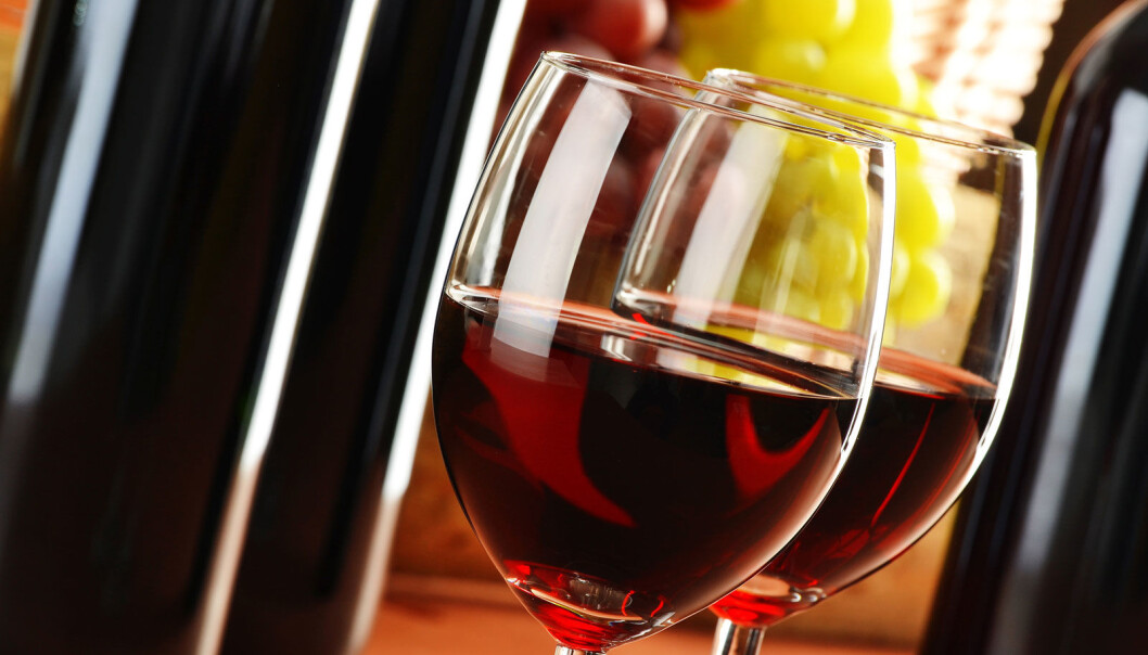 Vin i moderate mengder beskytter bare mot hjerte-karsykdommer dersom du trener, viser ny studie. Ellers har de edle dråpene ingen helsemessig effekt mot slike lidelser. (Foto: Microstock) Vin i moderate mengder beskytter bare mot hjerte-karsykdommer dersom du trener, viser ny studie. Ellers har de edle dråpene ingen helsemessig effekt mot slike lidelser. (Foto: Microstock)