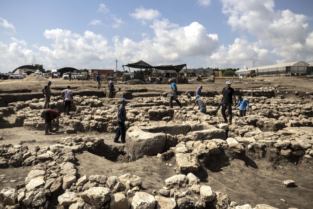 Arkeologer jobber med å grave ut ruinene av en 5000 år gammel by som nylig er oppdaget i Israel. Byen ble oppdaget under arbeidet med utvidelsen av en motorvei. (Foto: Tsafrir Abayov, AP, NTB scanpix) Arkeologer jobber med å grave ut ruinene av en 5000 år gammel by som nylig er oppdaget i Israel. Byen ble oppdaget under arbeidet med utvidelsen av en motorvei. (Foto: Tsafrir Abayov, AP, NTB scanpix)