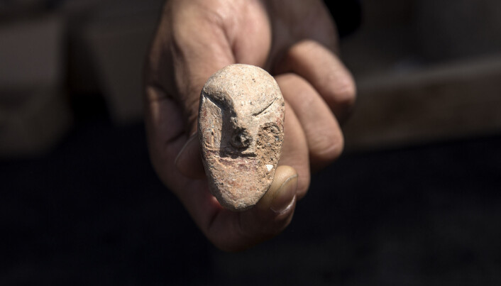 En arkeolog viser fram en liten figur som er funnet under utgravingen av en 5000 år gammel by nord i Israel. (Foto: Tsafrir Abayov / AP / NTB scanpix) En arkeolog viser fram en liten figur som er funnet under utgravingen av en 5000 år gammel by nord i Israel. (Foto: Tsafrir Abayov / AP / NTB scanpix)