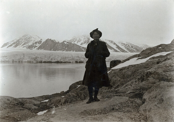 Botanikar, miljøverner og den første norske kvinnelege forskaren på Svalbard, Hanna Resvoll-Holmsen, gav inspirasjon til det nye stadnamnet Grønstrømpeneset. Her er Resvoll-Holmsen fotografert under feltarbeid ved Blomstrands havn under Spitsbergenekspedisjonen i 1908. (Foto: Gunnar Holmsen / Norsk Polarinstitutt) Botanikar, miljøverner og den første norske kvinnelege forskaren på Svalbard, Hanna Resvoll-Holmsen, gav inspirasjon til det nye stadnamnet Grønstrømpeneset. Her er Resvoll-Holmsen fotografert under feltarbeid ved Blomstrands havn under Spitsbergenekspedisjonen i 1908. (Foto: Gunnar Holmsen / Norsk Polarinstitutt)