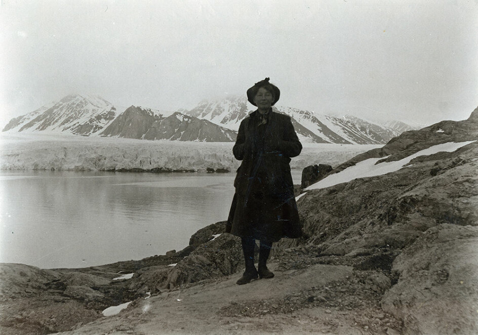 Botanikar, miljøverner og den første norske kvinnelege forskaren på Svalbard, Hanna Resvoll-Holmsen, gav inspirasjon til det nye stadnamnet Grønstrømpeneset. Her er Resvoll-Holmsen fotografert under feltarbeid ved Blomstrands havn under Spitsbergenekspedisjonen i 1908. (Foto: Gunnar Holmsen / Norsk Polarinstitutt)