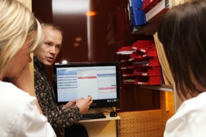 I eksperimentfasen ble informasjonen i datasystemet visualisert på skjermer både i operasjonssaler og på kontor. (Foto: Frode Nikolaisen/St. Olavs Hospital) I eksperimentfasen ble informasjonen i datasystemet visualisert på skjermer både i operasjonssaler og på kontor. (Foto: Frode Nikolaisen/St. Olavs Hospital)