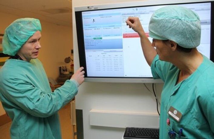 Andreas Seim og Randi Drogset ved St. Olavs Hospital diskuterer datasystemet mens det var under utprøving. (Foto: Frode Nikolaisen/St. Olavs Hospital) Andreas Seim og Randi Drogset ved St. Olavs Hospital diskuterer datasystemet mens det var under utprøving. (Foto: Frode Nikolaisen/St. Olavs Hospital)
