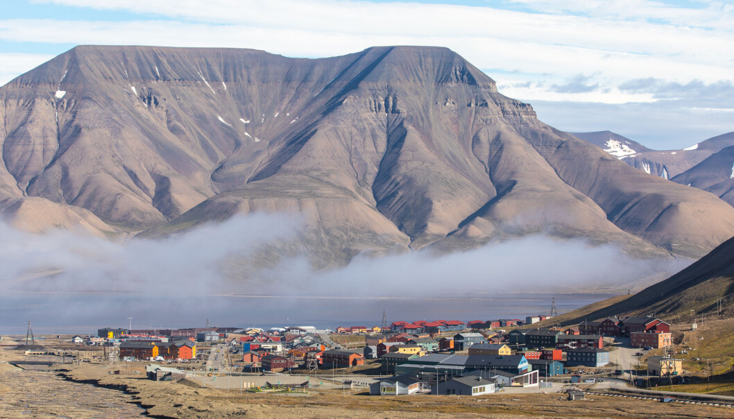 Regjeringen ønsker å sørge for at norske industriaktører, både i Longyearbyen (bildet) og på fastlandet, utnytter mulighetene Svalbard gir for testing av nye, bærekraftige løsninger. (Illustrasjon: Kertu / Shutterstock / NTB scanpix) Regjeringen ønsker å sørge for at norske industriaktører, både i Longyearbyen (bildet) og på fastlandet, utnytter mulighetene Svalbard gir for testing av nye, bærekraftige løsninger. (Illustrasjon: Kertu / Shutterstock / NTB scanpix)