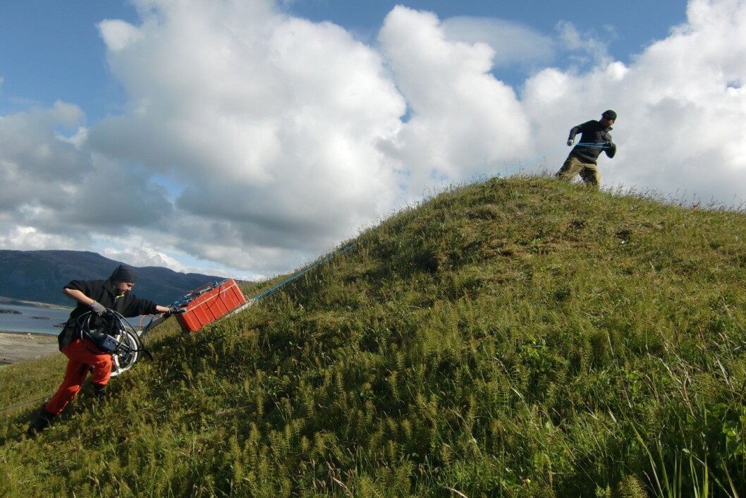 Georadar kan gi et bilde av hva som befinner seg under jorden uten å ha satt en eneste spade i jorden. (Foto: Robert Fry) Georadar kan gi et bilde av hva som befinner seg under jorden uten å ha satt en eneste spade i jorden. (Foto: Robert Fry)
