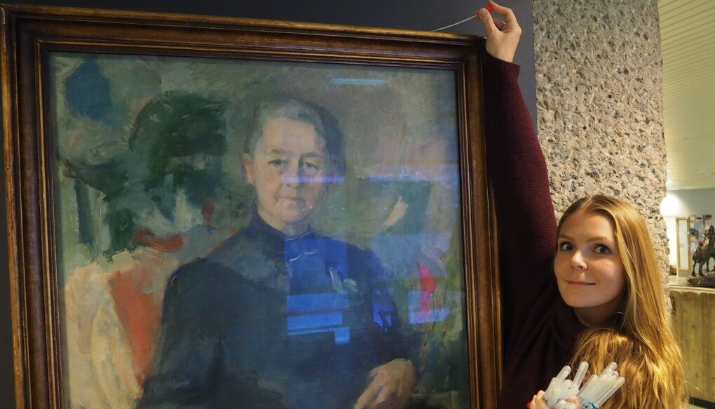 I støvet på denne vattpinnen har Eva Lena Fjeld Estensmo antakelig fanget både soppsporer og mye annet rart. (Foto: Bjarne Røsjø / UiO) I støvet på denne vattpinnen har Eva Lena Fjeld Estensmo antakelig fanget både soppsporer og mye annet rart. (Foto: Bjarne Røsjø / UiO)