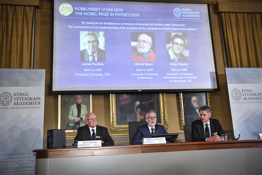 James Peebles ble tildelt halve nobelprisen i fysikk for 2019 for sine 50 år med bidrag til den fysiske kosmologien. Michel Mayor og Didier Queloz delte resten av prisen for sin oppdagelse av en planet utenfor solsystemet vårt i 1995.
(Foto: Claudio Brescian / TT Nyhetsbyrån / NTB Scanpix) James Peebles ble tildelt halve nobelprisen i fysikk for 2019 for sine 50 år med bidrag til den fysiske kosmologien. Michel Mayor og Didier Queloz delte resten av prisen for sin oppdagelse av en planet utenfor solsystemet vårt i 1995.
(Foto: Claudio Brescian / TT Nyhetsbyrån / NTB Scanpix)