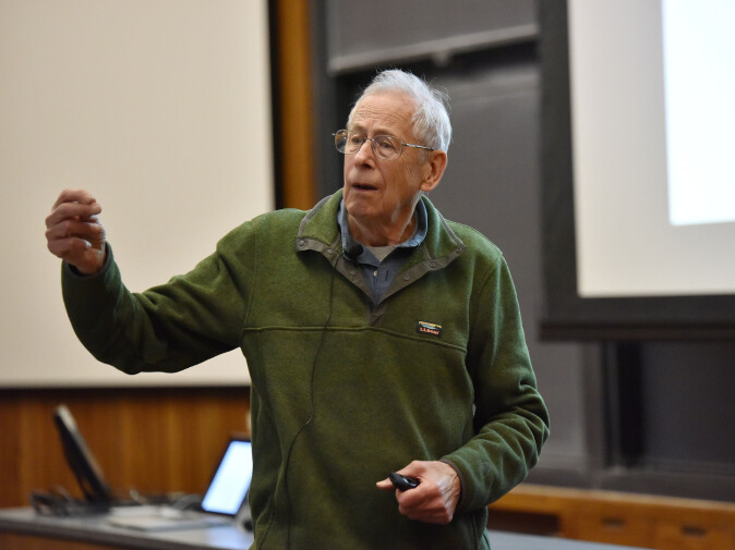 James Peebles virket oppglødd og rørt da han svarte på spørsmål fra pressen etter å ha blitt tildelt nobelprisen i fysikk for år 2019. (Arkivfoto fra 2018: Princeton University) James Peebles virket oppglødd og rørt da han svarte på spørsmål fra pressen etter å ha blitt tildelt nobelprisen i fysikk for år 2019. (Arkivfoto fra 2018: Princeton University)
