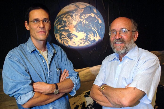 Didier Queloz (til venstre) og Michel Mayor deler den andre halvparten av årets nobelpris i fysikk, for sin oppdagelse av en planet utenfor vårt solsystem i 1995. (Arkivfoto fra 2005: Laurent Gillieron / AFP / NTB Scanpix) Didier Queloz (til venstre) og Michel Mayor deler den andre halvparten av årets nobelpris i fysikk, for sin oppdagelse av en planet utenfor vårt solsystem i 1995. (Arkivfoto fra 2005: Laurent Gillieron / AFP / NTB Scanpix)