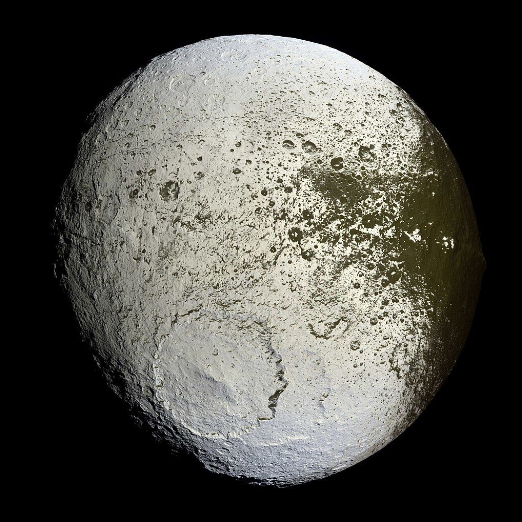 Dette er Lapetus, som er en av Saturns mange måner. Den består av mest is og litt stein og har en helt lys og en helt mørk halvkule. De mange kratrene tyder på at månen har fått hard medfart gjennom tidene. (Bilde: NASA/JPL/Space Science Institute) Dette er Lapetus, som er en av Saturns mange måner. Den består av mest is og litt stein og har en helt lys og en helt mørk halvkule. De mange kratrene tyder på at månen har fått hard medfart gjennom tidene. (Bilde: NASA/JPL/Space Science Institute)
