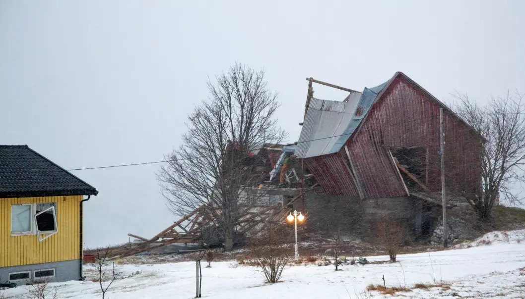 Bildet viser skaden stormen Ylva gjorde på både en låve og et våningshus på Nesna i Nordland i november 2017. (Foto: Hans Petter Sørensen / NTB scanpix)