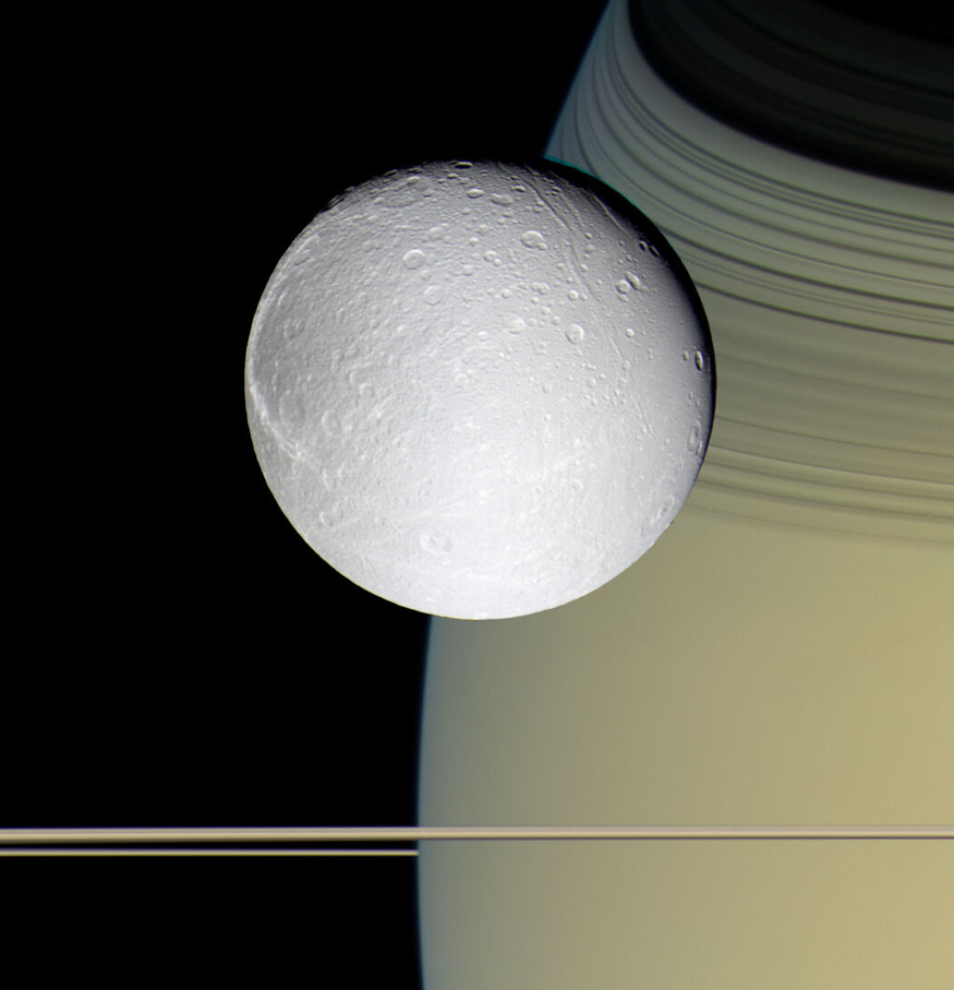 Dette er månen Dione. Mye tyder på at Dione har flytende saltvann på innsiden i likhet med Enceladus. (Bilde: NASA / Jet Propulsion Laboratory / Space Science Institute) Dette er månen Dione. Mye tyder på at Dione har flytende saltvann på innsiden i likhet med Enceladus. (Bilde: NASA / Jet Propulsion Laboratory / Space Science Institute)
