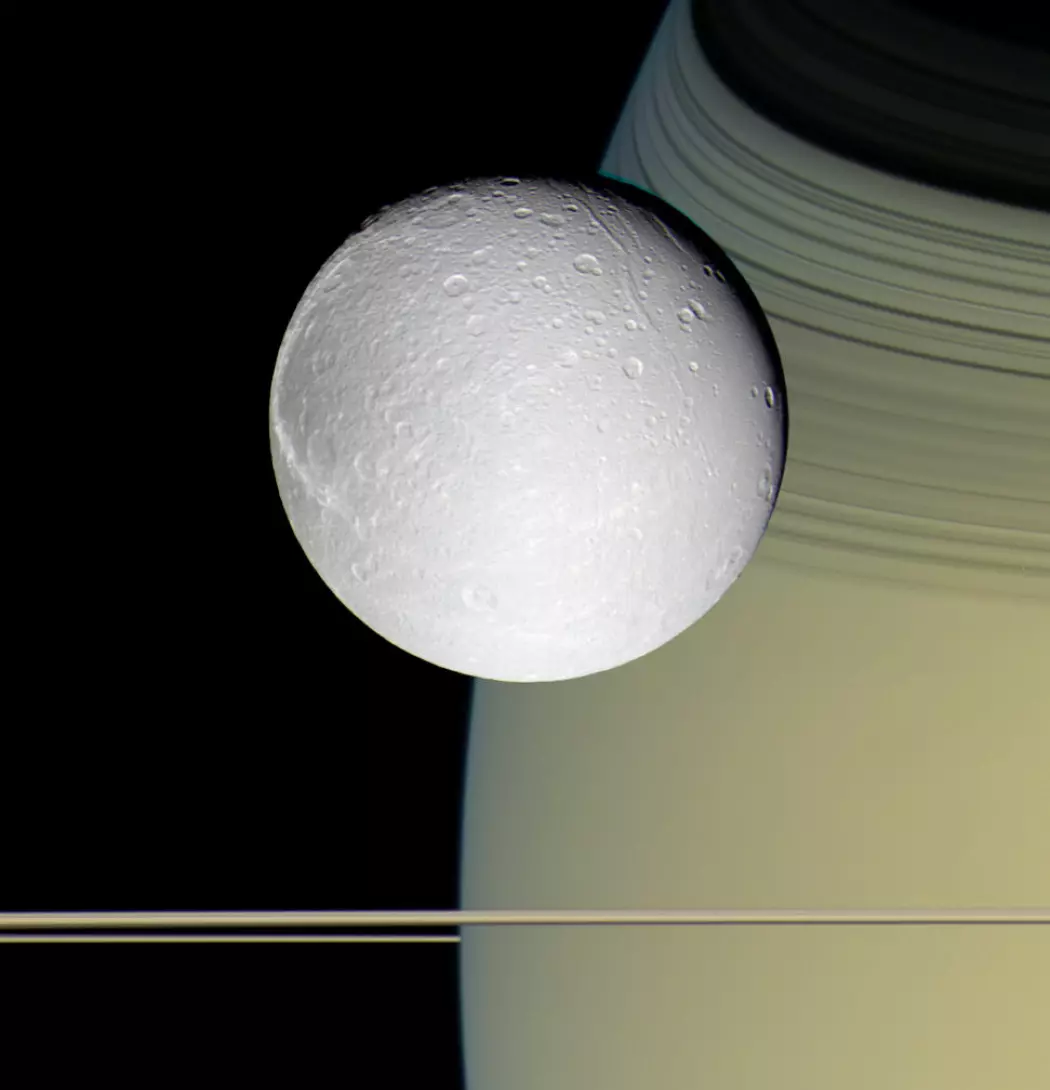 Dette er månen Dione. Mye tyder på at Dione har flytende saltvann på innsiden i likhet med Enceladus. (Bilde: NASA / Jet Propulsion Laboratory / Space Science Institute)